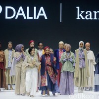 Fashion show brand Kami. yang berlangsung di Jakarta Fashion Week 2024. Brand yang didirikan oleh Nadya Karina, Istafiana Candarini, dan Afina Candarini itu menghadirkan koleksi yang berjudul Primavera. Foto: Mohammad Abduh/detikcom. 