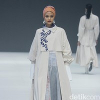 Fashion show brand Kami. yang berlangsung di Jakarta Fashion Week 2024. Brand yang didirikan oleh Nadya Karina, Istafiana Candarini, dan Afina Candarini itu menghadirkan koleksi yang berjudul Primavera. Foto: Mohammad Abduh/detikcom. 