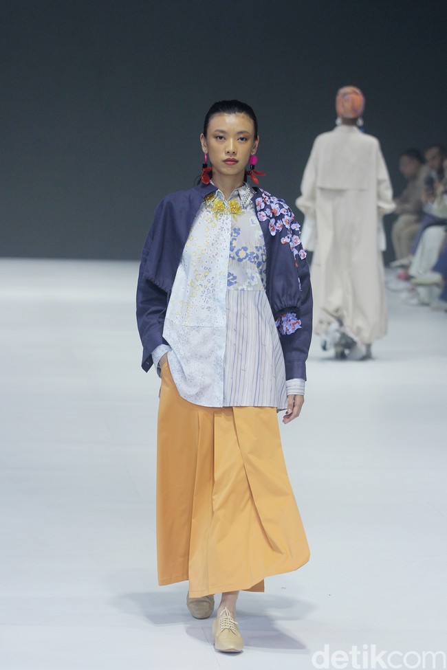 Fashion show brand Kami. yang berlangsung di Jakarta Fashion Week 2024. Brand yang didirikan oleh Nadya Karina, Istafiana Candarini, dan Afina Candarini itu menghadirkan koleksi yang berjudul Primavera. Foto: Mohammad Abduh/detikcom. 