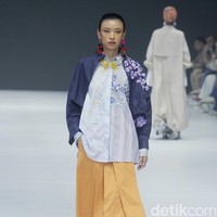 Fashion show brand Kami. yang berlangsung di Jakarta Fashion Week 2024. Brand yang didirikan oleh Nadya Karina, Istafiana Candarini, dan Afina Candarini itu menghadirkan koleksi yang berjudul Primavera. Foto: Mohammad Abduh/detikcom. 