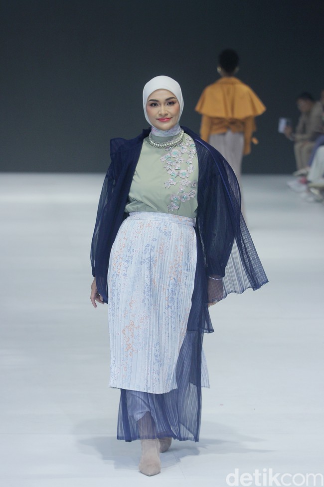 Fashion show brand Kami. yang berlangsung di Jakarta Fashion Week 2024. Brand yang didirikan oleh Nadya Karina, Istafiana Candarini, dan Afina Candarini itu menghadirkan koleksi yang berjudul Primavera. Foto: Mohammad Abduh/detikcom. 