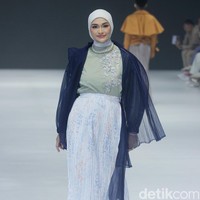Fashion show brand Kami. yang berlangsung di Jakarta Fashion Week 2024. Brand yang didirikan oleh Nadya Karina, Istafiana Candarini, dan Afina Candarini itu menghadirkan koleksi yang berjudul Primavera. Foto: Mohammad Abduh/detikcom. 