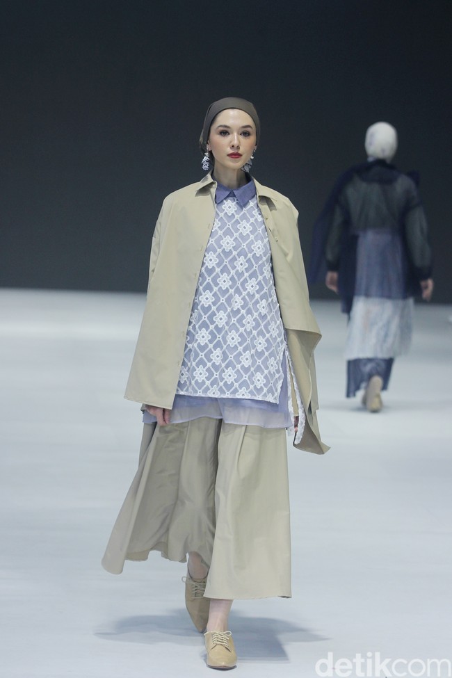 Fashion show brand Kami. yang berlangsung di Jakarta Fashion Week 2024. Brand yang didirikan oleh Nadya Karina, Istafiana Candarini, dan Afina Candarini itu menghadirkan koleksi yang berjudul Primavera. Foto: Mohammad Abduh/detikcom. 