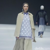 Fashion show brand Kami. yang berlangsung di Jakarta Fashion Week 2024. Brand yang didirikan oleh Nadya Karina, Istafiana Candarini, dan Afina Candarini itu menghadirkan koleksi yang berjudul Primavera. Foto: Mohammad Abduh/detikcom. 