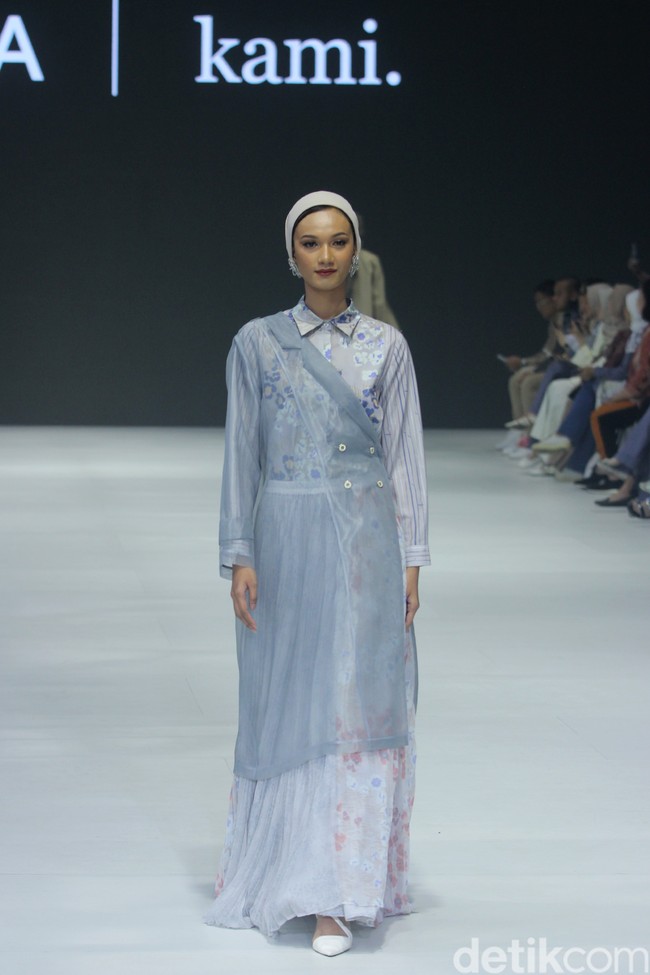Fashion show brand Kami. yang berlangsung di Jakarta Fashion Week 2024. Brand yang didirikan oleh Nadya Karina, Istafiana Candarini, dan Afina Candarini itu menghadirkan koleksi yang berjudul Primavera. Foto: Mohammad Abduh/detikcom. 