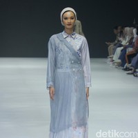 Fashion show brand Kami. yang berlangsung di Jakarta Fashion Week 2024. Brand yang didirikan oleh Nadya Karina, Istafiana Candarini, dan Afina Candarini itu menghadirkan koleksi yang berjudul Primavera. Foto: Mohammad Abduh/detikcom. 