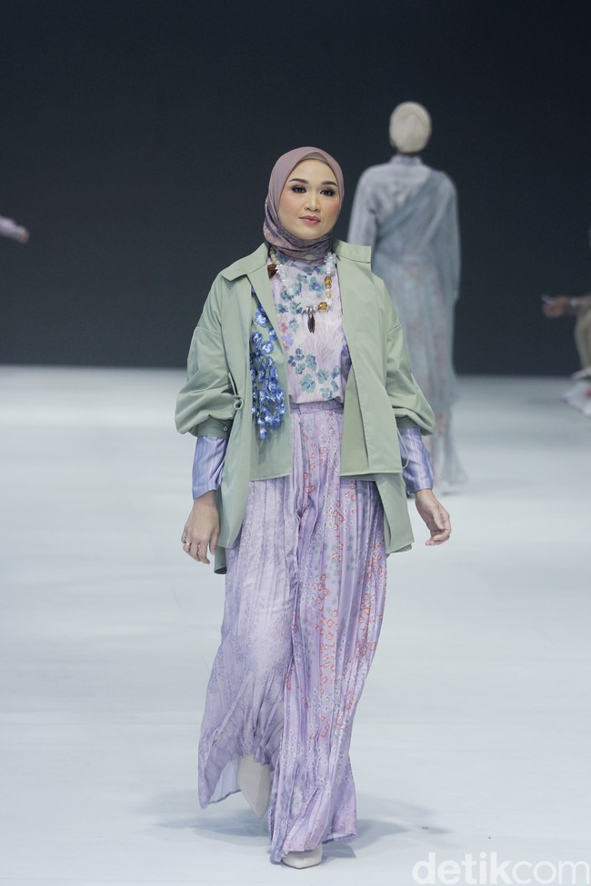 Fashion show brand Kami. yang berlangsung di Jakarta Fashion Week 2024. Brand yang didirikan oleh Nadya Karina, Istafiana Candarini, dan Afina Candarini itu menghadirkan koleksi yang berjudul Primavera. Foto: Mohammad Abduh/detikcom. 