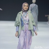 Fashion show brand Kami. yang berlangsung di Jakarta Fashion Week 2024. Brand yang didirikan oleh Nadya Karina, Istafiana Candarini, dan Afina Candarini itu menghadirkan koleksi yang berjudul Primavera. Foto: Mohammad Abduh/detikcom. 