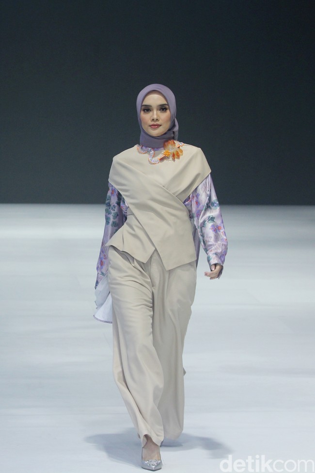 Fashion show brand Kami. yang berlangsung di Jakarta Fashion Week 2024. Brand yang didirikan oleh Nadya Karina, Istafiana Candarini, dan Afina Candarini itu menghadirkan koleksi yang berjudul Primavera. Foto: Mohammad Abduh/detikcom. 