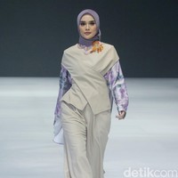 Fashion show brand Kami. yang berlangsung di Jakarta Fashion Week 2024. Brand yang didirikan oleh Nadya Karina, Istafiana Candarini, dan Afina Candarini itu menghadirkan koleksi yang berjudul Primavera. Foto: Mohammad Abduh/detikcom. 