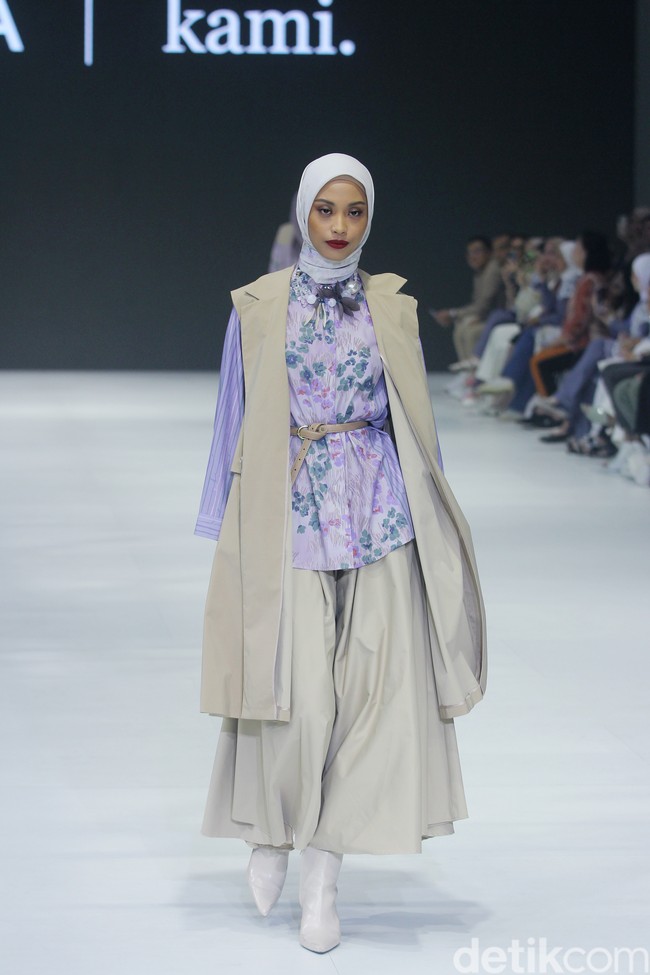 Fashion show brand Kami. yang berlangsung di Jakarta Fashion Week 2024. Brand yang didirikan oleh Nadya Karina, Istafiana Candarini, dan Afina Candarini itu menghadirkan koleksi yang berjudul Primavera. Foto: Mohammad Abduh/detikcom. 