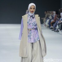 Fashion show brand Kami. yang berlangsung di Jakarta Fashion Week 2024. Brand yang didirikan oleh Nadya Karina, Istafiana Candarini, dan Afina Candarini itu menghadirkan koleksi yang berjudul Primavera. Foto: Mohammad Abduh/detikcom. 