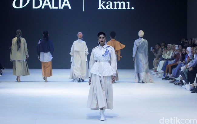 Fashion show brand Kami. yang berlangsung di Jakarta Fashion Week 2024. Brand yang didirikan oleh Nadya Karina, Istafiana Candarini, dan Afina Candarini itu menghadirkan koleksi yang berjudul Primavera. Foto: Mohammad Abduh/detikcom.
