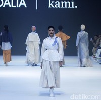 Fashion show brand Kami. yang berlangsung di Jakarta Fashion Week 2024. Brand yang didirikan oleh Nadya Karina, Istafiana Candarini, dan Afina Candarini itu menghadirkan koleksi yang berjudul Primavera. Foto: Mohammad Abduh/detikcom.