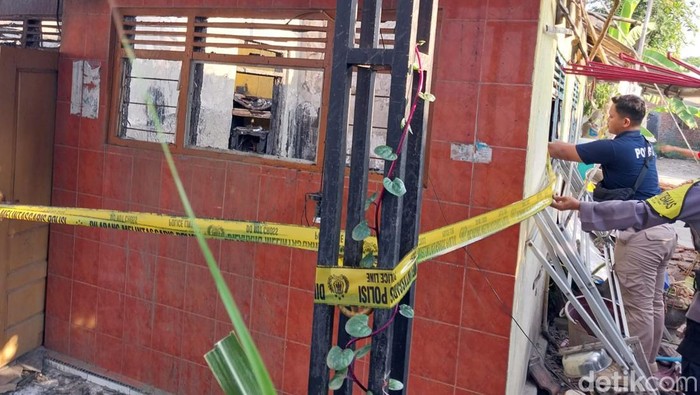Kondisi rumah Suniyani usai dibakar oleh suaminya