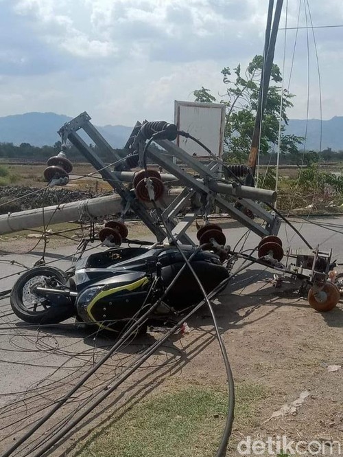 Kondisi sepeda motor tetimpa tiang listrik yang roboh di Dompu, Selasa (21/11/2023). (Faruk Nickyrawi)