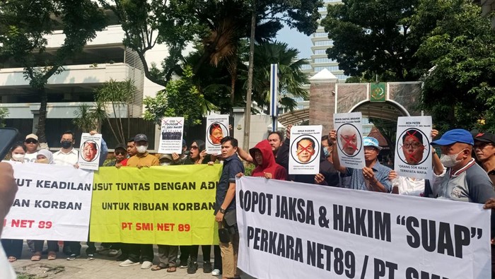 Paguyuban korban robot trading Net 89 menggelar aksi menuntut keadilan di Gedung Kejaksaan Agung Jakarta.