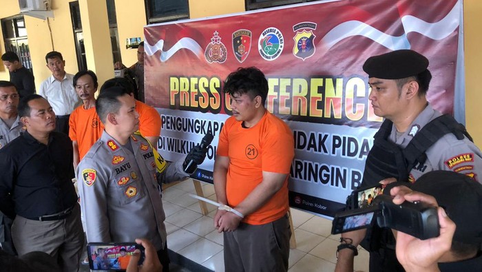 Pemuda bernama Muhammad Fadli Sukamto (22) di Kotawaringin Barat, Kalimantan Tengah ditangkap usai membunuh ibu kandungnya sendiri, Wati (44).