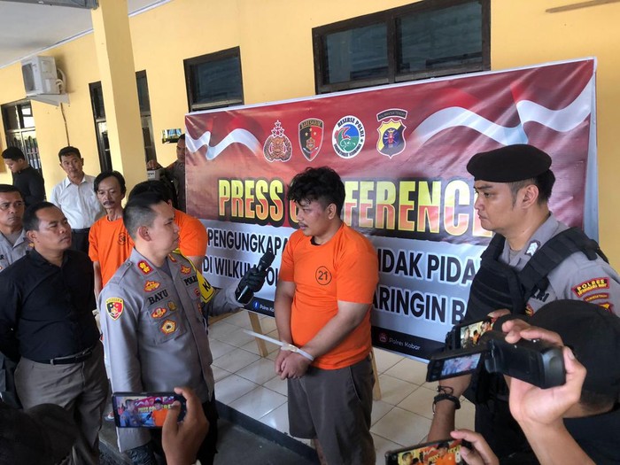 Pemuda bernama Muhammad Fadli Sukamto (22) di Kotawaringin Barat, Kalimantan Tengah ditangkap usai membunuh ibu kandungnya sendiri, Wati (44).