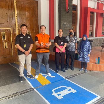 KPK mengeksekusi terdakwa kasus korupsi helikopter angkut AW-101, Direktur PT Diratama Jaya Mandiri John Irfan Kenway atau Irfan Kurnia Saleh ke Lapas Sukamiskin.