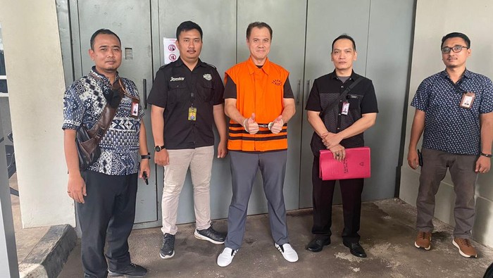 KPK mengeksekusi terdakwa kasus korupsi helikopter angkut AW-101, Direktur PT Diratama Jaya Mandiri John Irfan Kenway atau Irfan Kurnia Saleh ke Lapas Sukamiskin.