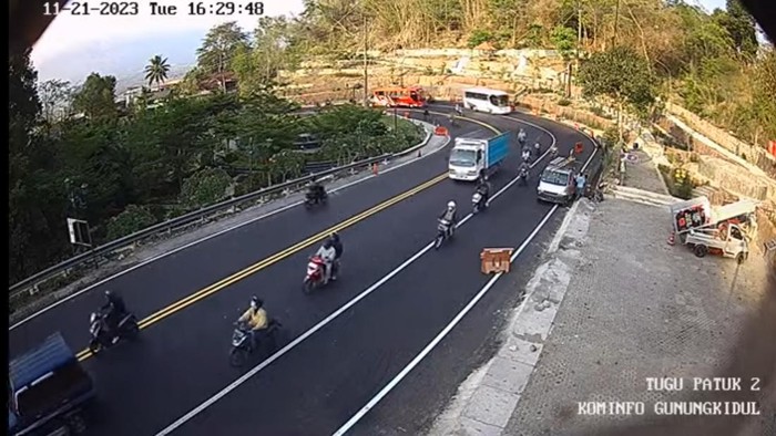 Lalu lintas di Jalan Jogja-Wonosari, Patuk, Gunungkidul, perbatasan kawasan Bukit Bintang, Selasa (21/11/2023) pukul 16.30 WIB.