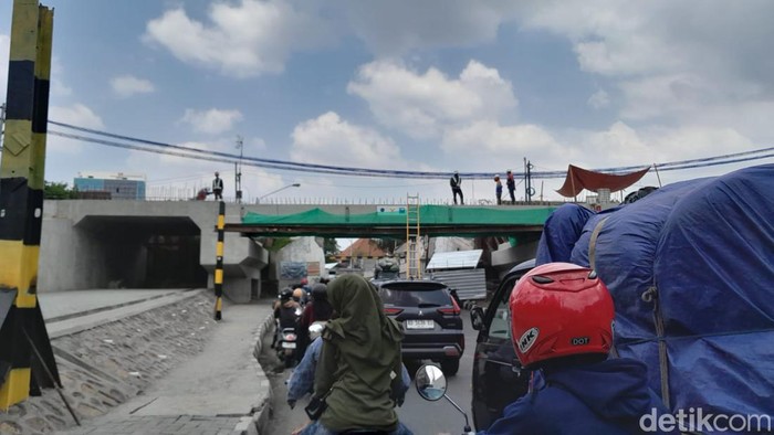 Kondisi lalu lintas di Viaduk Gilingan, Solo, Selasa (21/11/2023).