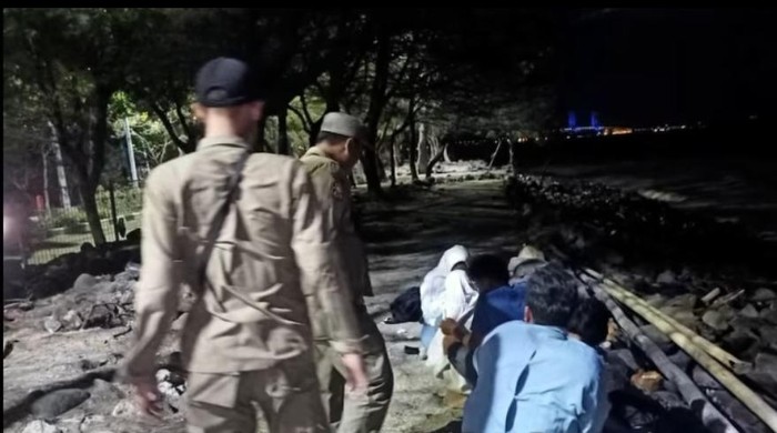 Lima pelajar Surabaya terciduk sedang pacaran sambil pesta miras di Watu-watu Kenjeran Surabaya