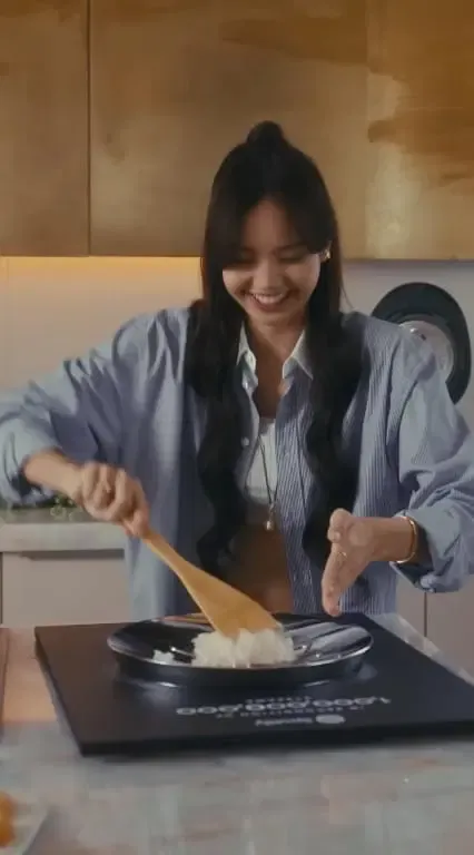 Lisa BLACKPINK bikin nasi telur dadar laris
