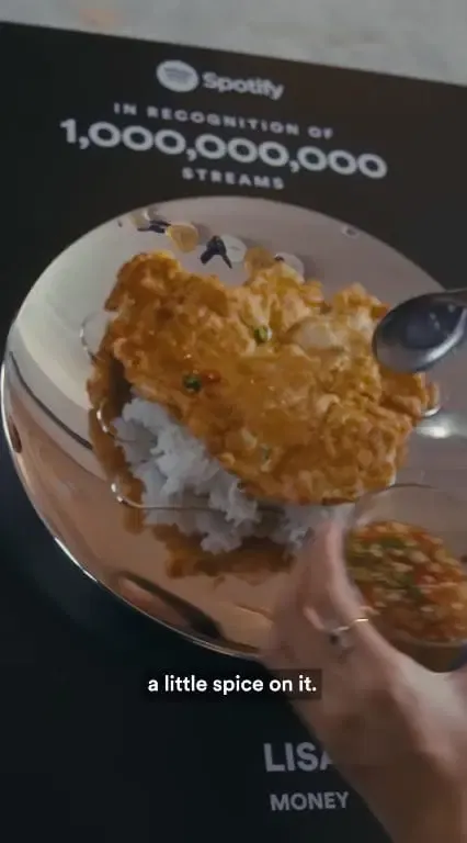 Lisa BLACKPINK bikin nasi telur dadar laris
