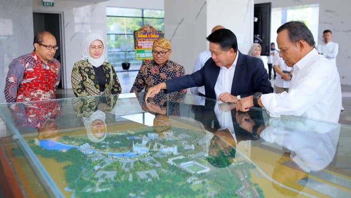 Dirut BSI Hery Gunardi memberi kuliah umum di kampus UIII Depok, Selasa (21/11). Hal ini dalam rangka kegiatan literasi keuangan syariah.