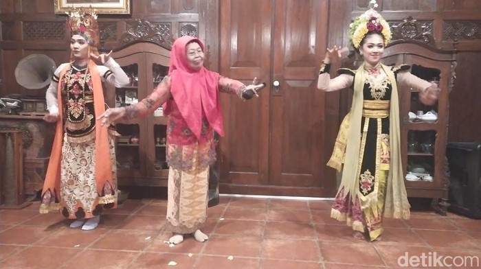Mak Temu bersama sejumlah penari gandrung saat pertunjukan menyambut kedatangan wisatawan di Banyuwangi.