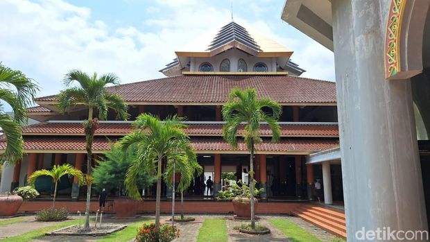 Masjid Kampus UGM. Dulunya merupakan kompleks pemakaman Tionghoa.