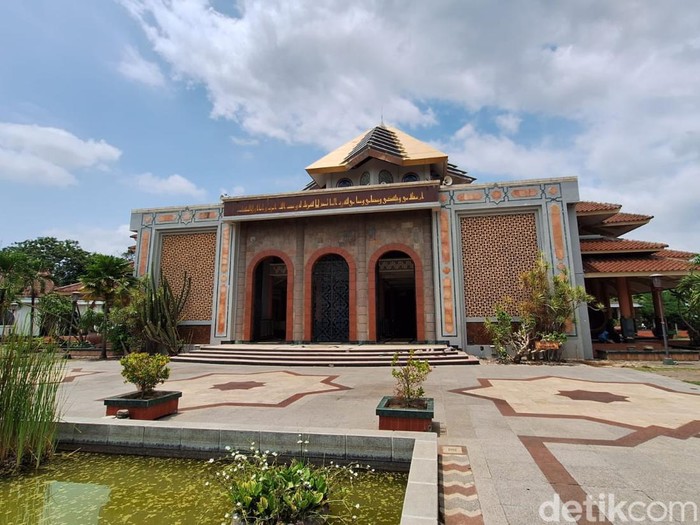 Masjid Kampus UGM. Dulunya merupakan kompleks pemakaman Tionghoa.