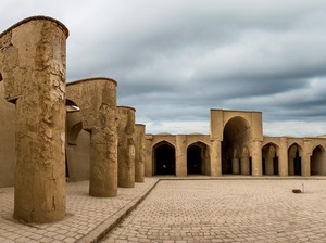 Kokohnya Masjid Tarikhaneh di Iran yang Dibangun Abad 2 H