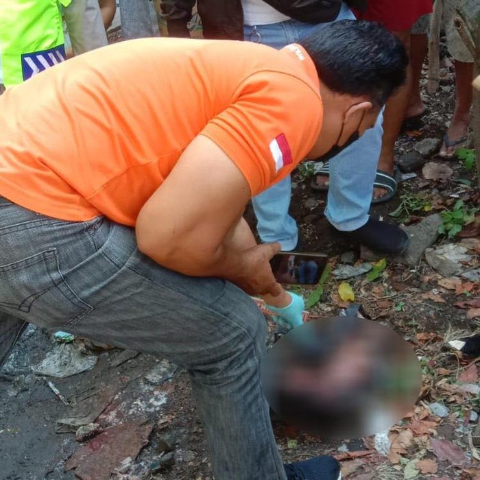 Mayat bayi dengan kondisi hancur ditemukan di pinggir Jalan Tukad Badung XX, Desa Sidakarya, Denpasar, Bali, Selasa (21/11/2023). (Dok. Polresta Denpasar)
