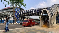 JPO Klender berada di Jl I Gusti Ngurah Rai dan menghubungkan ke Stasiun Klender Baru.  
