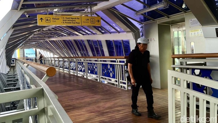 Menjajal JPO Klender yang Instagrammable JPO Klender sudah dapat digunakan warga. JPO ini memiliki gaya arsitektur yang instagramable.