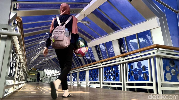 Menjajal JPO Klender yang Instagrammable JPO Klender sudah dapat digunakan warga. JPO ini memiliki gaya arsitektur yang instagramable.