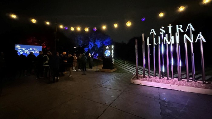 Menjelajahi Taman Raya di New York Bertabur Cahaya 'Astra Lumina' is an immersive experience at the Queens Botanical Garden in the neighborhood of the Queens borough of New York City, New York, U.S., November 20, 2023. REUTERS/Roselle Chen