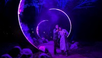 Pengunjung mengambil foto dirinya di instalasi Astra Lumina di Queens Botanical Garden.  