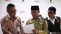 Turut hadir juga dalam rapat mewakili menteri, yaitu Dirjen Peternakan dan Kesehatan Hewan Kementan Nasrullah, Deputi Bidang PMK Setkab Yuli Harsono, dan Deputi Bidang Koordinasi Peningkatan kesehatan dan Pembangunan Kependudukan Kemenko PMK YB Satya Sananugraha.  
