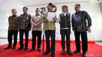 Menko PMK Muhadjir Effendy bersama Kepala BNPB Letjen Suharyanto, hingga Direktur Asia Selatan dan Tengah Kemlu Jatmiko Heru Prasetyo menggelar rakor di Kemenko PMK, Jakarta Pusat, Selasa (21/11/2023).  