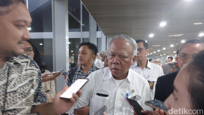 Sejumlah kendaran melintas di jalan tol layang MBZ dan Jakarta- Cikampek di Bekasi, Jawa Barat, Jumat (24/12/2021). PT Jasa Marga (Persero) Tbk mencatat sebanyak 505.337 kendaraan melintas di Tol Jakarta-Cikampek saat libur Natal dan tahun baru 2022 atau meningkat 8,9 persen dari hari biasa. ANTARA FOTO/ Fakhri Hermansyah/wsj.