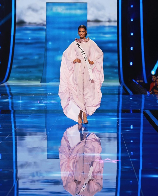 Miss Universe Pakistan Erica Robin tampil dengan kaftan warna pink pastel saat sesi swimsuit di babak preliminary Miss Universe 2023 pada Rabu (15/11/2023) di El Salvador. Foto: Dok. Instagram @ericarobin_official.