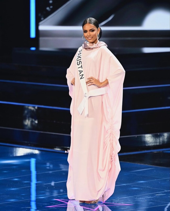 Erica Robin memakai pakaian tertutup berupa burkini longgar dengan model kaftan saat sesi tersebut. Kaftan dengan detail serut di bagian samping ini merupakan rancangan Rubin Singer, desainer khusus pakaian renang. Foto: Dok. Instagram @ericarobin_official.