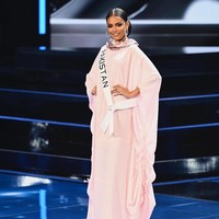 Erica Robin memakai pakaian tertutup berupa burkini longgar dengan model kaftan saat sesi tersebut. Kaftan dengan detail serut di bagian samping ini merupakan rancangan Rubin Singer, desainer khusus pakaian renang. Foto: Dok. Instagram @ericarobin_official.