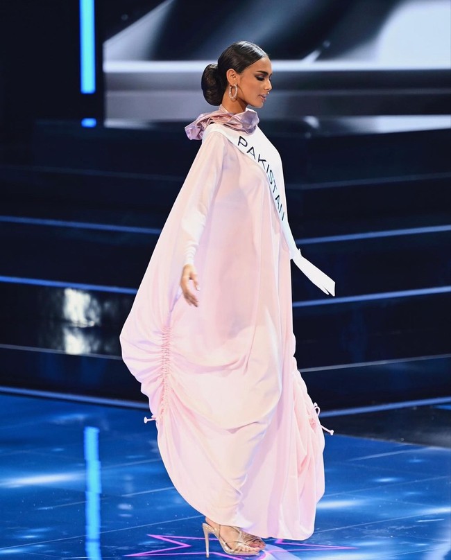 Erica Robin tampil percaya diri saat mengenakan burkini berwarna baby-pink, dengan garis leher mengkilat yang menonjol di balik kain pastel, menutupi sebagian besar tubuhnya. Kontestan lain berjalan di atas panggung dengan pakaian renang metalik dengan potongan yang berani. Foto: Dok. Instagram @ericarobin_official.