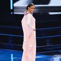 Wanita 24 tahun ini menekankan bahwa mengenakan kaftan adalah keputusan pribadi yang mencerminkan rasa hormatnya yang besar terhadap negaranya. Seperti diketahui, Pakistan merupakan negara yang mayoritas pendudulnya beragama Islam dan menjunjung norma kesopanan. Foto: Dok. Instagram @ericarobin_official.