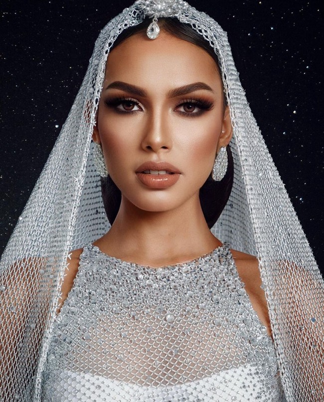 Berlanjut ke sesi gaun malam, Erica Robin mengenakan gaun berpotongan mermaid dari material fishnet yang dipercantik taburan kristal, membuat penampilannya berkilauan. Busana rancangan Furne One Amato ini dikengkapi selendang panjang yang dikenakan sebagai kerudung. Foto: Dok. Instagram @ericarobin_official.